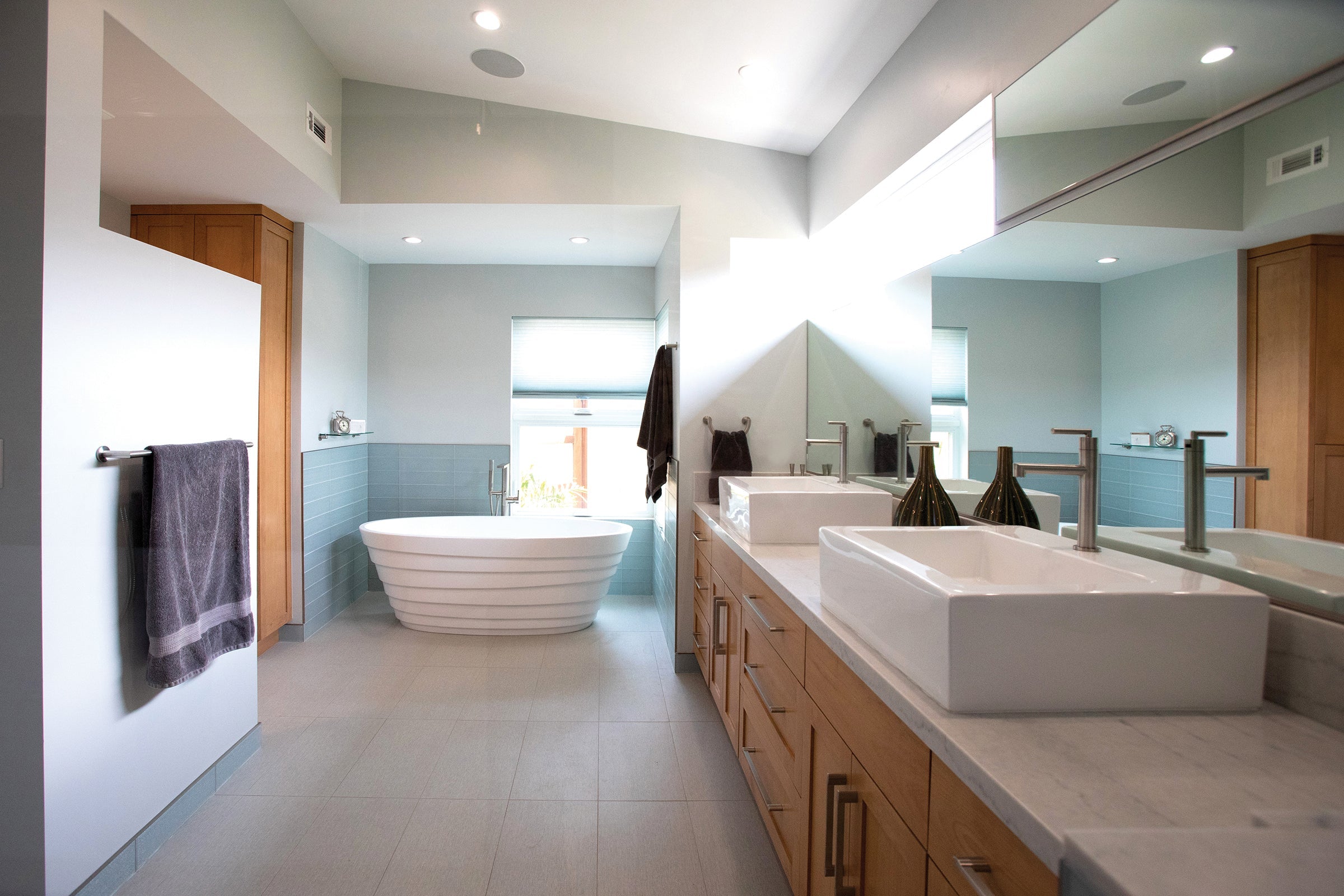 View of How to Create a Water-Efficient Bathroom: Tips for Eco-Conscious Desig ...
